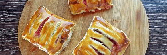 слойки с клубникой из слоеного теста