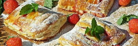 слойки с клубникой из слоеного теста
