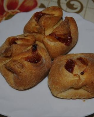 Слойки с конфитюром из айвы