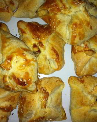 Слойки с курицей и помидорами