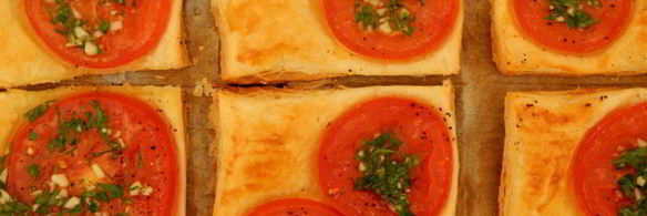 слойки с помидорами