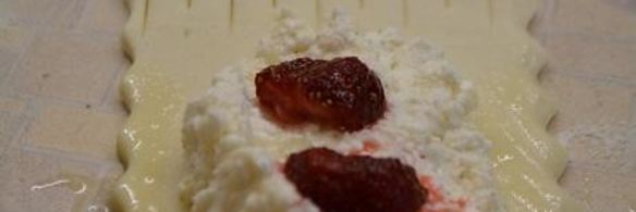 слойки с творогом и клубникой