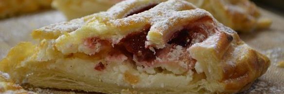 слойки с творогом и клубникой