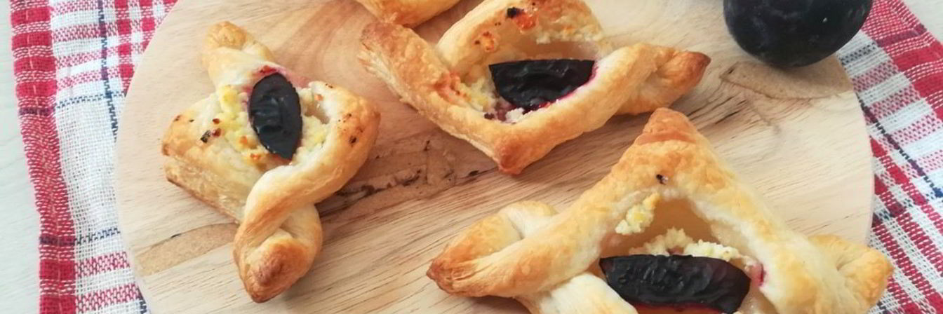 Слойки с творогом и сливой