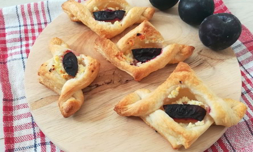 Рецепт слоек с творогом и сливой