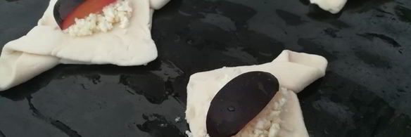 слойки с творогом и сливой