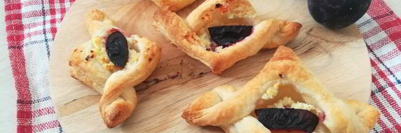 слойки с творогом и сливой