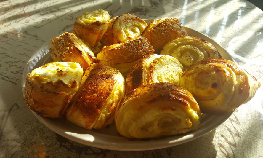 Рецепт слоек с творожной начинкой и изюмом