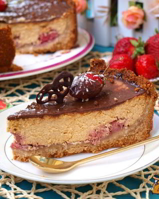 Карамельный сырник с клубникой