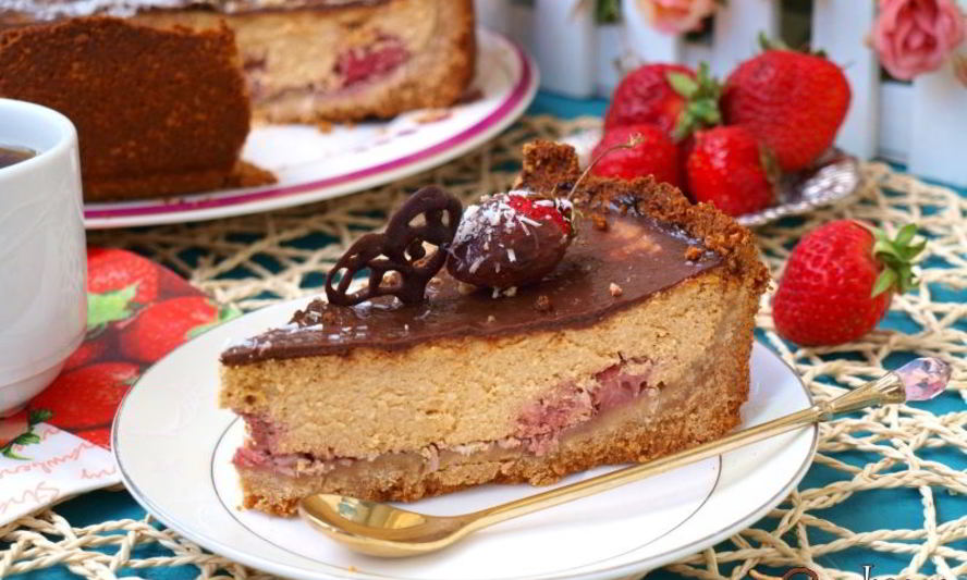 Рецепт карамельного сырника с клубникой