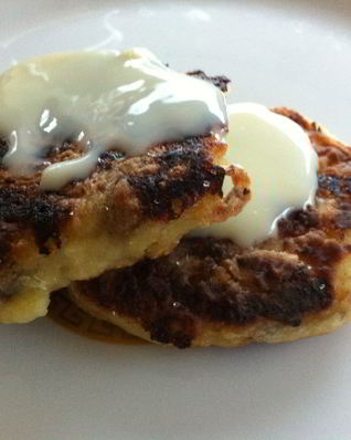 Легкие сырники с бананами и сухофруктами