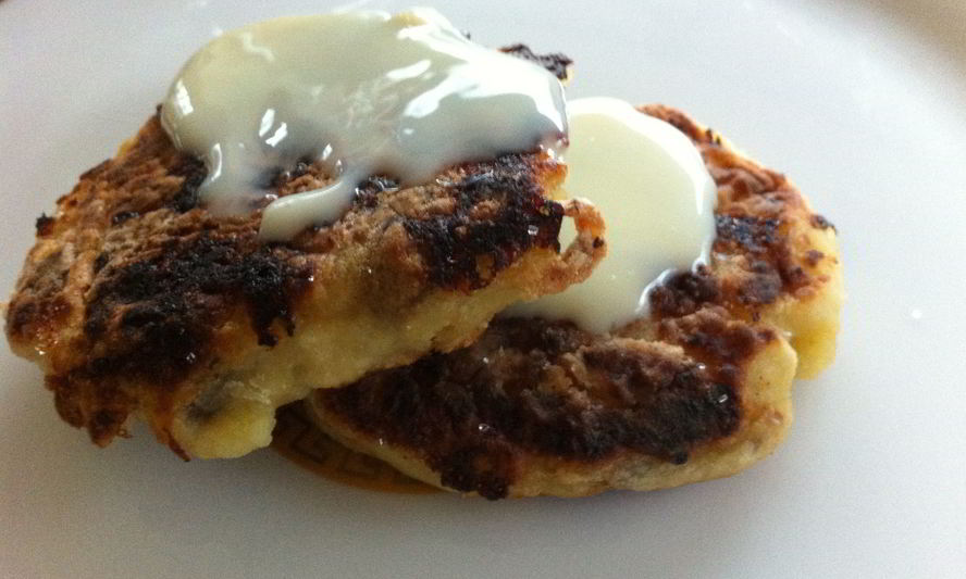 Рецепт легких сырников с бананами и сухофруктами