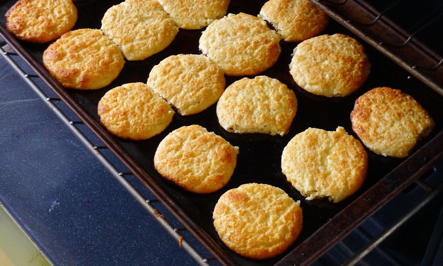 Рецепт сырников к завтраку в духовке