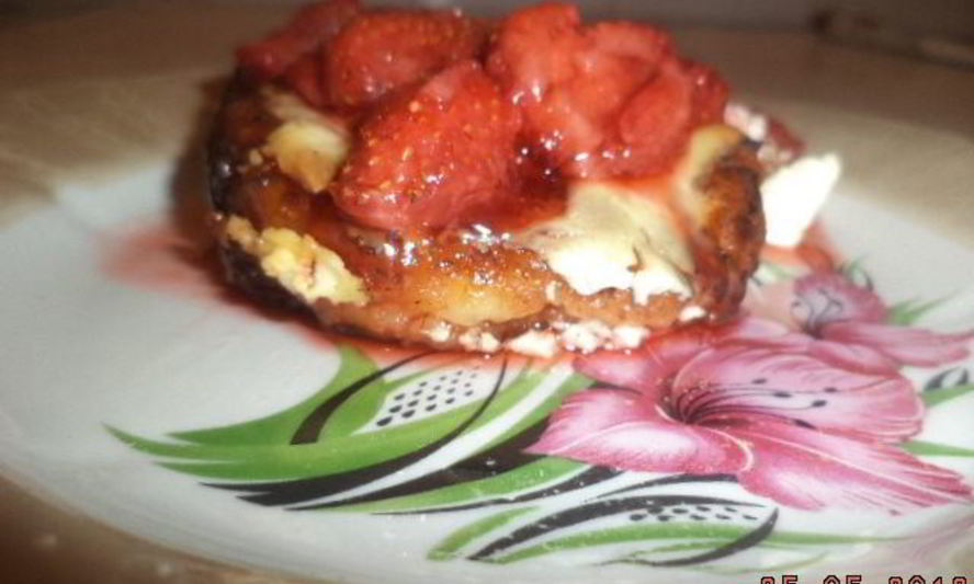 Рецепт сырников под клубничным соусом