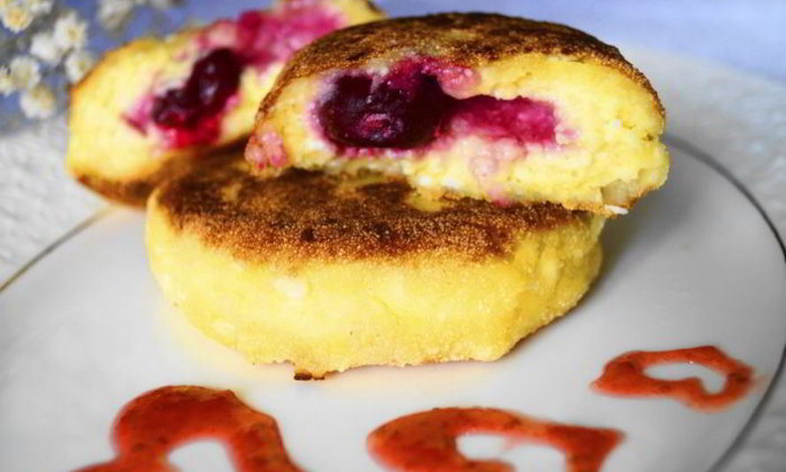 Рецепт сырников с медовыми вишнями