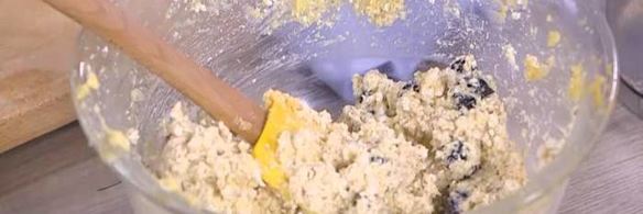 творожник с миндалем и вяленой вишней