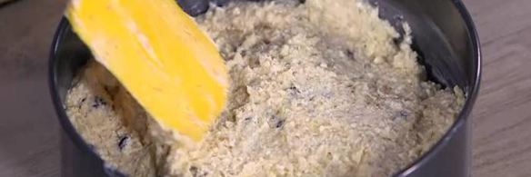 творожник с миндалем и вяленой вишней