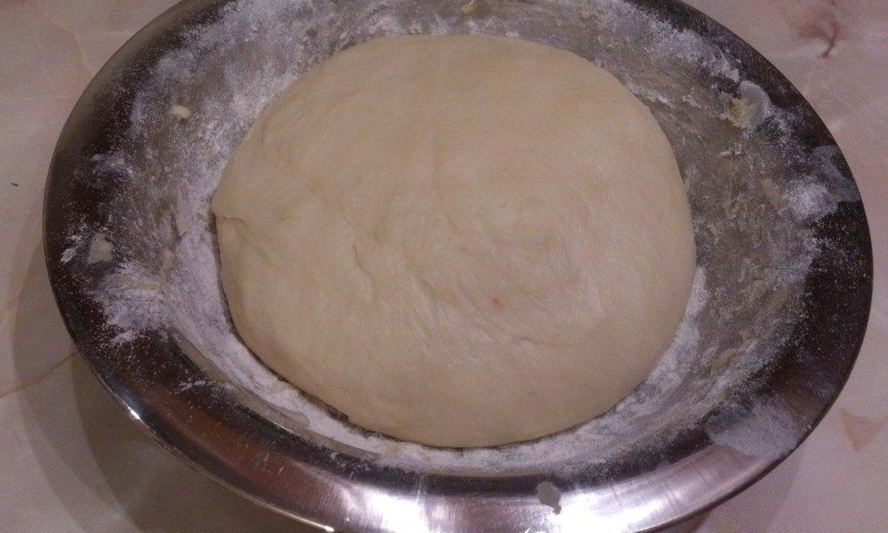 Рецепт дрожжевого теста на кефире для булочек