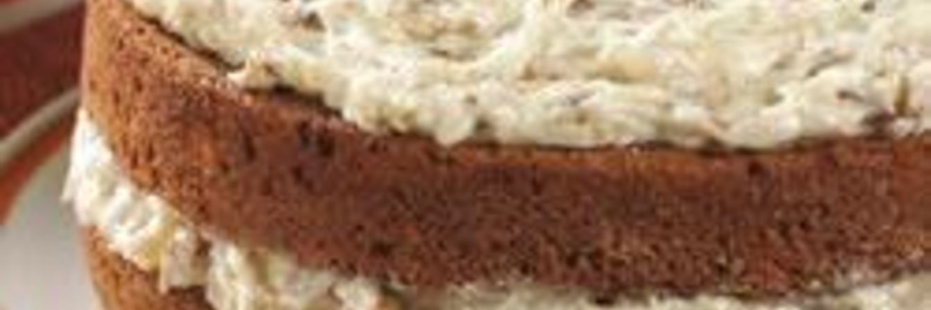 Банановый торт с кокосом и орехами