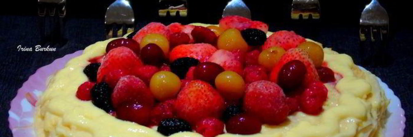 Блинный торт с заварным кремом и ягодами