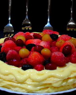 Блинный торт с заварным кремом и ягодами