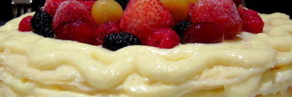 блинный торт с заварным кремом и ягодами