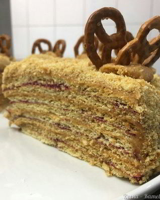 Домашний медовик с карамельным кремом и малиновой прослойкой