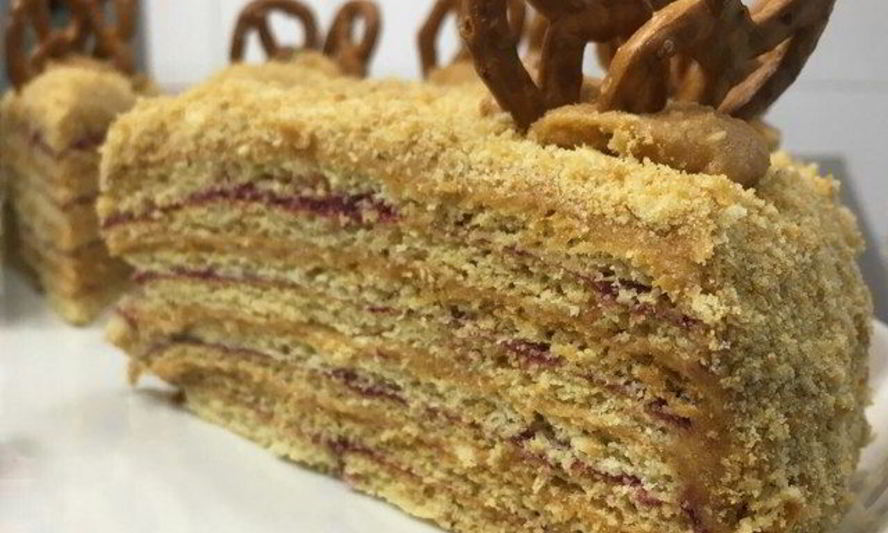 Рецепт домашнего медовика с карамельным кремом и малиновой прослойкой