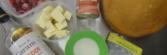 домашний медовик с карамельным кремом и малиновой прослойкой