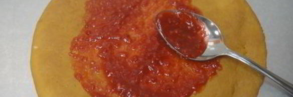 домашний медовик с карамельным кремом и малиновой прослойкой