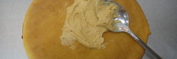 домашний медовик с карамельным кремом и малиновой прослойкой