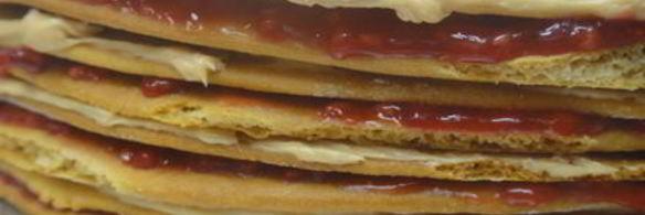 домашний медовик с карамельным кремом и малиновой прослойкой