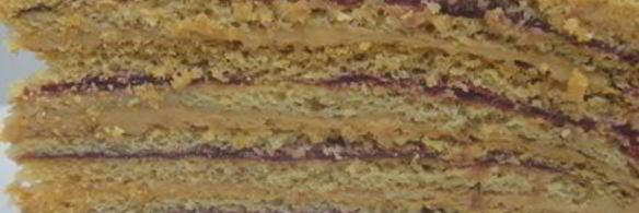 домашний медовик с карамельным кремом и малиновой прослойкой