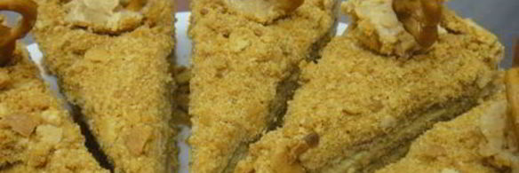 домашний медовик с карамельным кремом и малиновой прослойкой