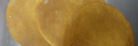 домашний медовик с карамельным кремом и малиновой прослойкой