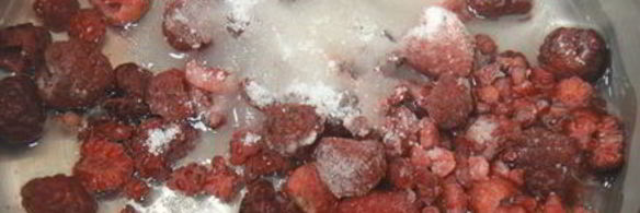 домашний медовик с карамельным кремом и малиновой прослойкой