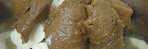 домашний медовик с карамельным кремом и малиновой прослойкой