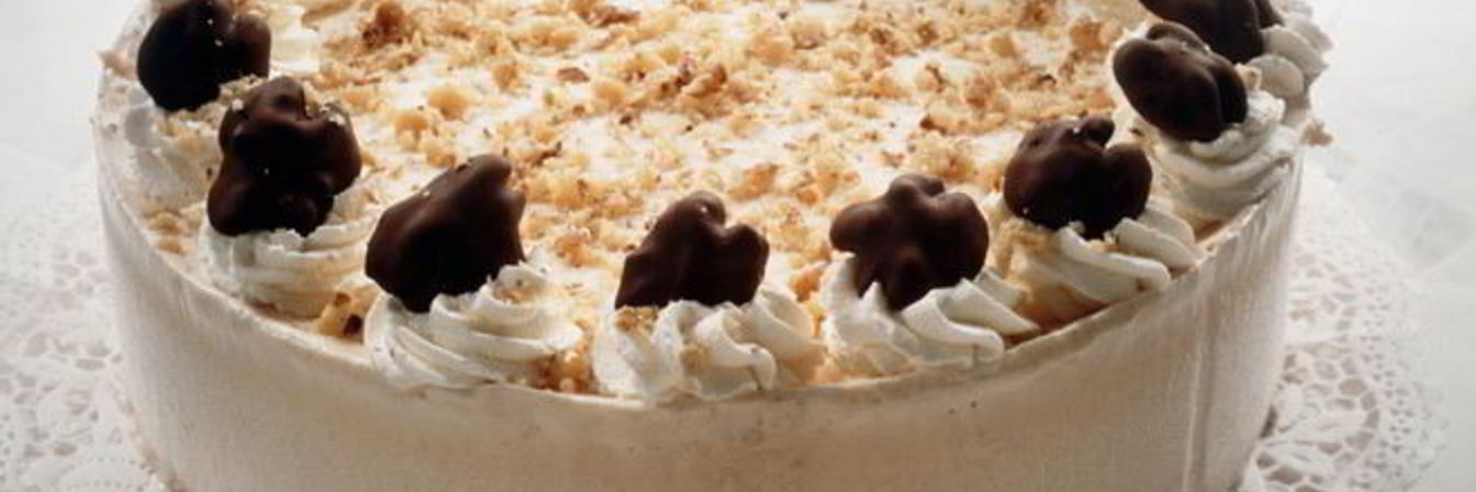 Медовик с орехами и черносливом