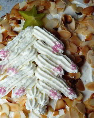 Новогодний персиковый торт с просекко и елочкой из сливок и карамболы