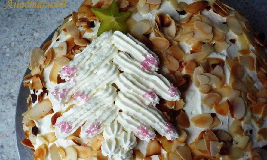 Рецепт новогоднего персикового торта с просекко и елочкой из сливок и карамболы