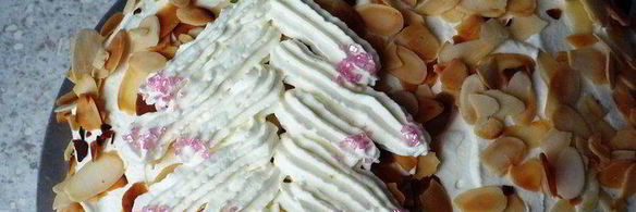 новогодний персиковый торт с просекко и елочкой из сливок и карамболы