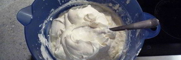 новогодний персиковый торт с просекко и елочкой из сливок и карамболы