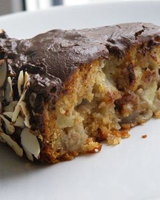 Шоколадно-медовый торт с яблоками