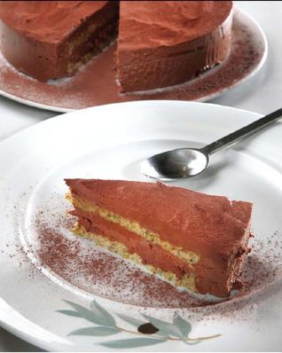 Шоколадный торт с фисташками и оливковым маслом