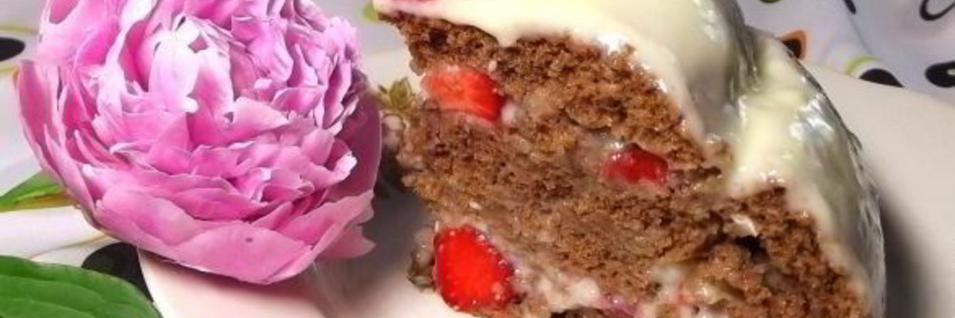 Шоколадный торт с клубникой