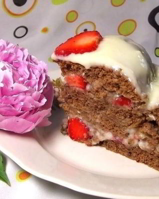 Шоколадный торт с клубникой