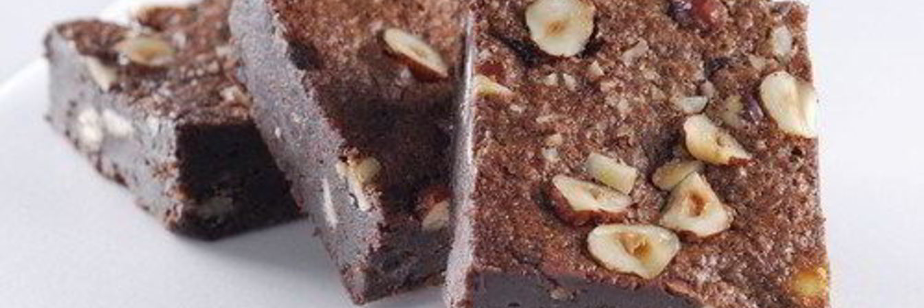 Шоколадный торт с орехами