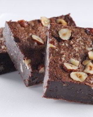 Шоколадный торт с орехами