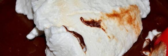 шоколадный торт с вишней