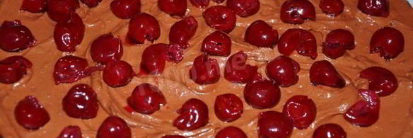 шоколадный торт с вишней